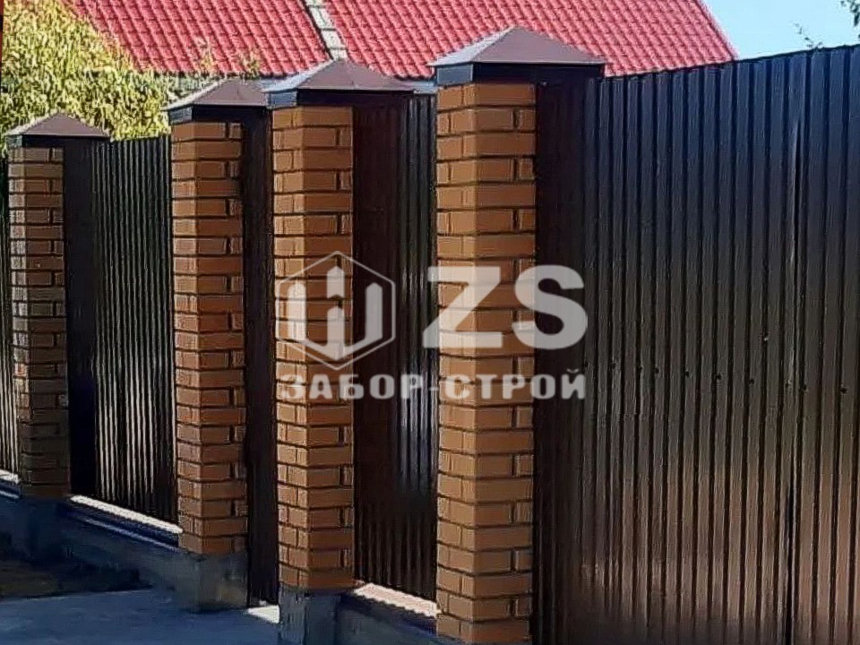 Забор из профнастила с кирпичными столбами 20 соток Забор из профнастила с кирпичными столбами 20 соток